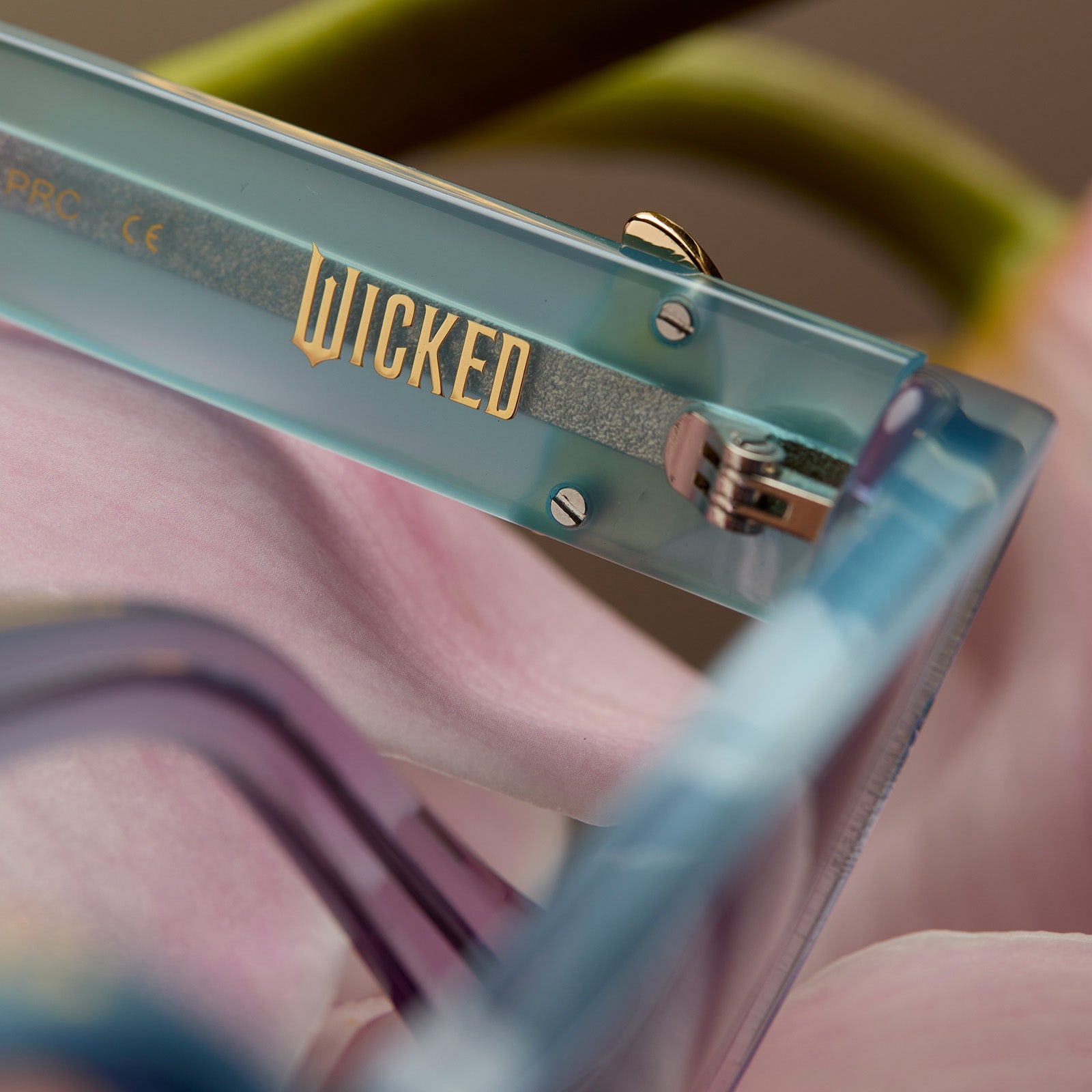Womens | Glinda Upland Butterfly Sunglasses | Iridescent Pastel Blue | Lavender/Opalescent Gradient Pink Lenses