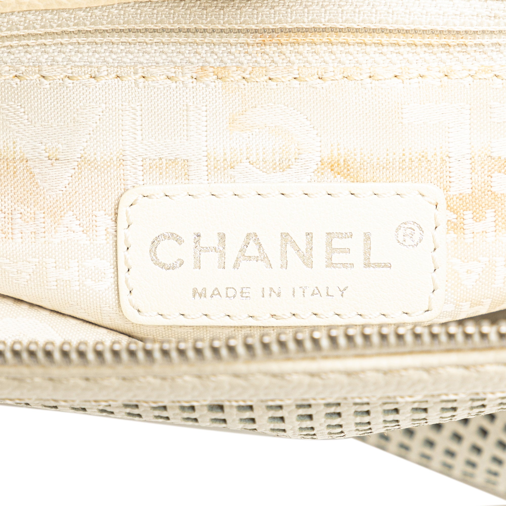 Chanel | Pre-Owned Caviar Perforated Pulley Shoulder Bag | White/Ivory