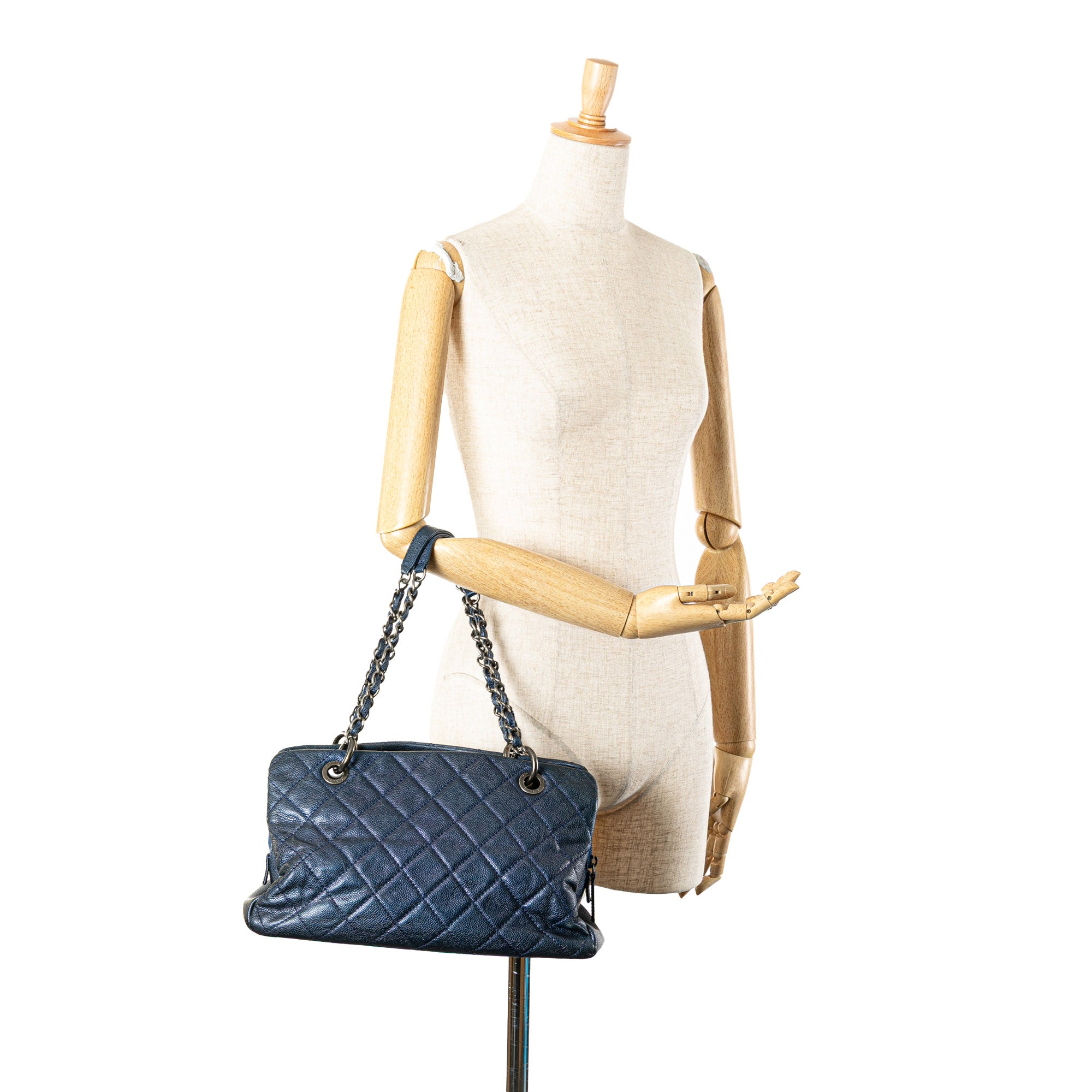 Chanel | Pre-Owned Quilted Iridescent Caviar Chic Shopping Tote | Blue/Dark Blue