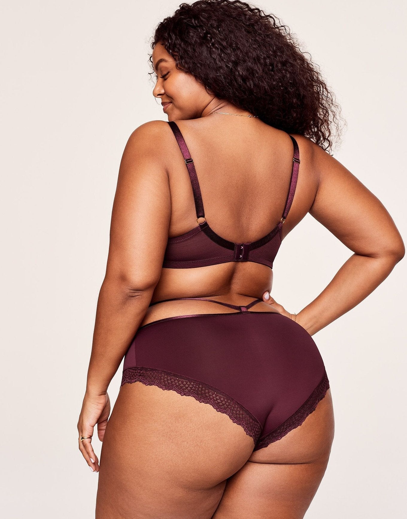 Adore Me Marca in color Port Royale and shape plunge